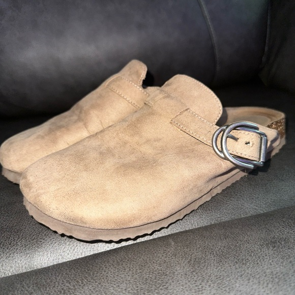 Women’s Clogs - Picture 1 of 4